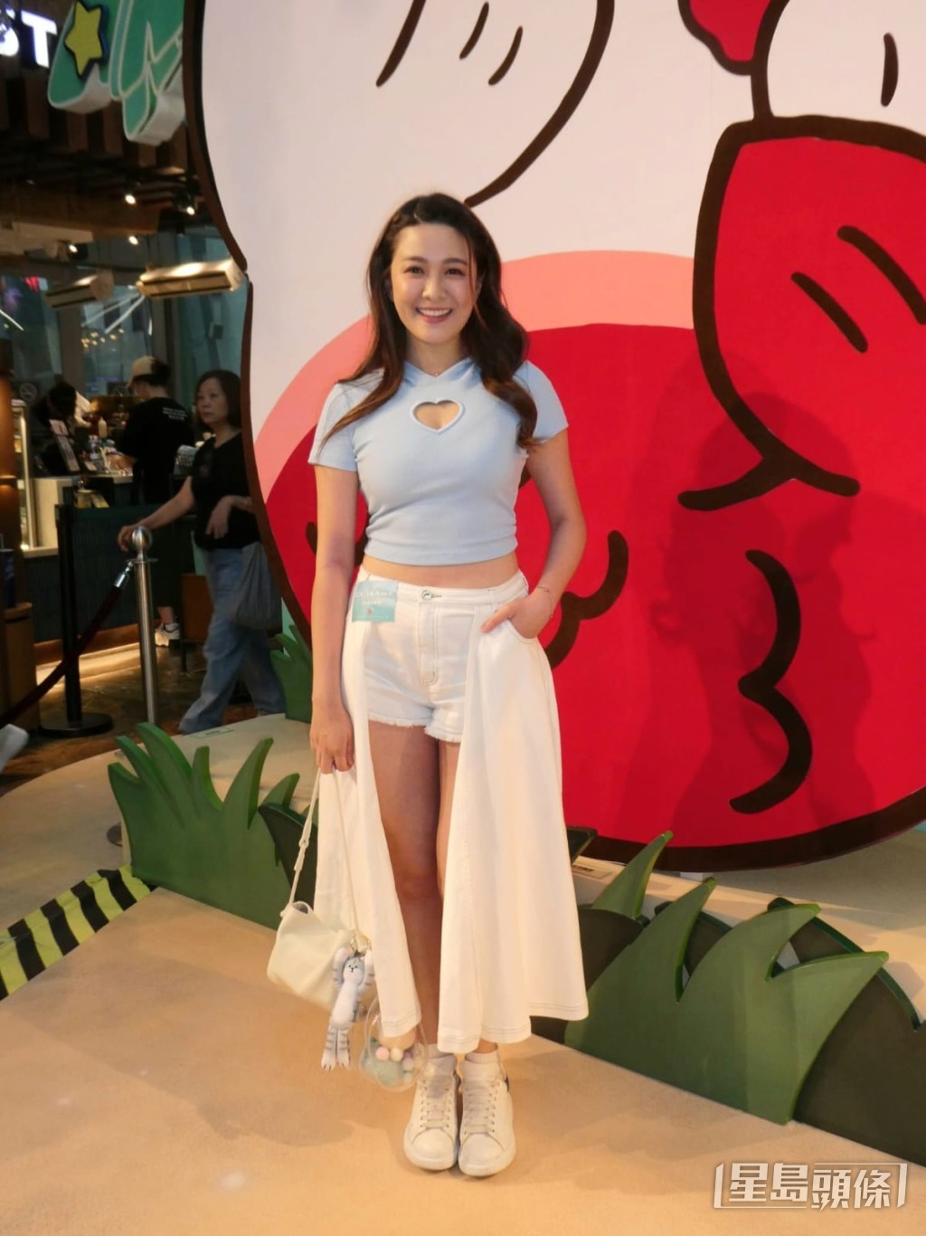造型展現腰線與腿部線條。