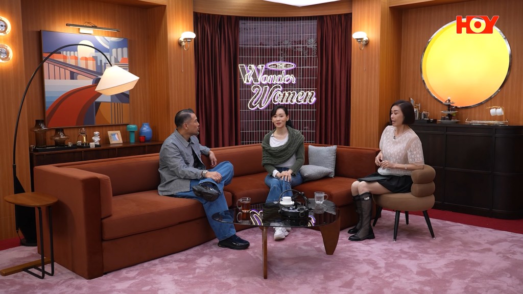 在HOY TV節目《九運會客室》中,伍詠薇曾談及楊思琦昔日於TVB片場的經歷,引發討論。(影片截圖:HOY TV《九運會客室》)