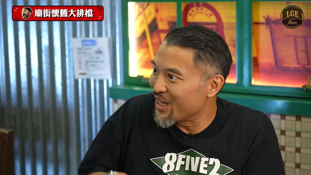 李凱賢在節目中指馮德倫一定會喜歡看這部漫畫。(影片截圖:《Let's Go Eat with Brian》)