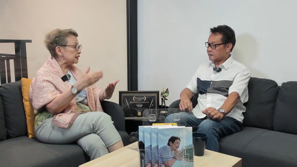 李岡曾接受藝人馮素波的訪問。