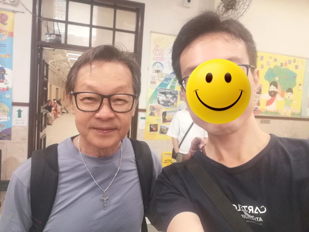 71歲的TVB資深演員李岡,近日現身街頭,展現了親切隨和的一面。