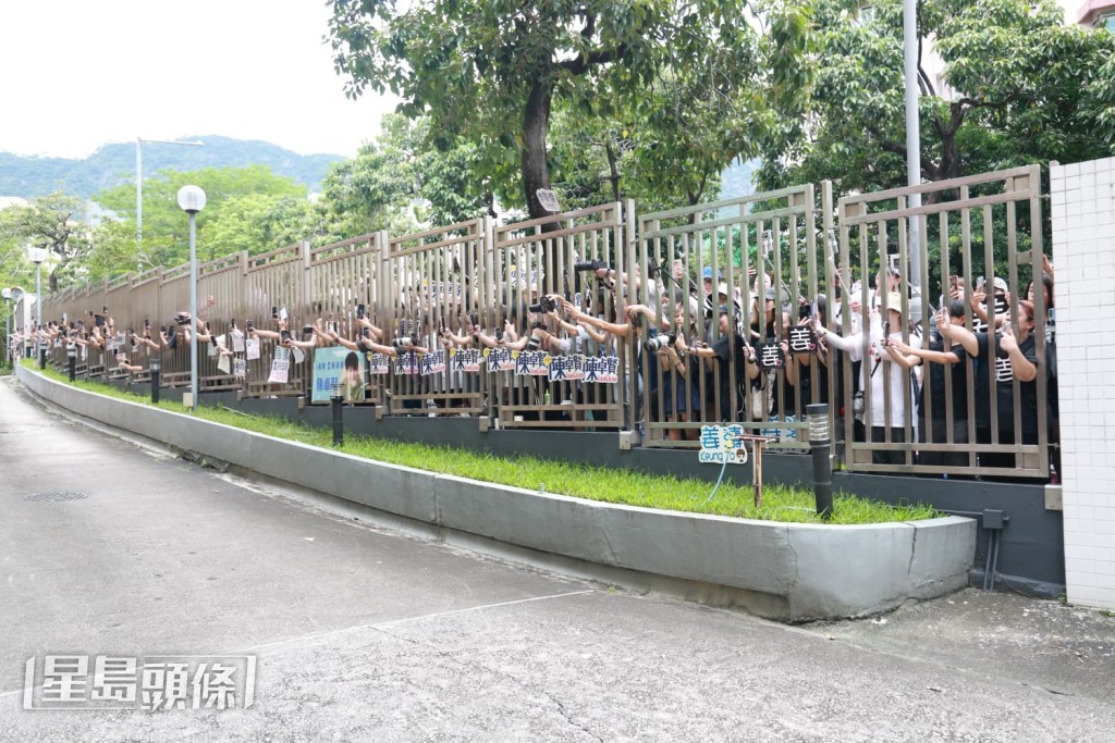 十位成員於中午12時乘七人車抵達商台，獲大批粉絲迎接。