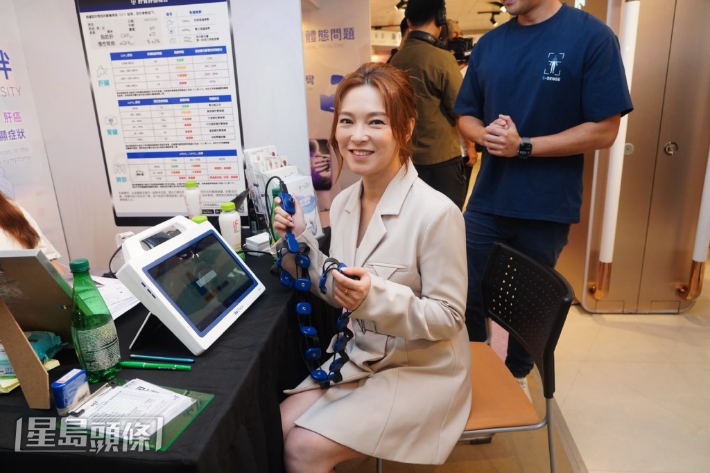 歐倩怡在展覽活動中，親身體驗了七款AI健康檢測儀器。