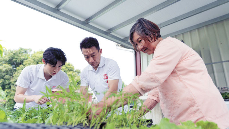 郭子乾帶兒子一起做公益,深入偏鄉送暖。網上圖片