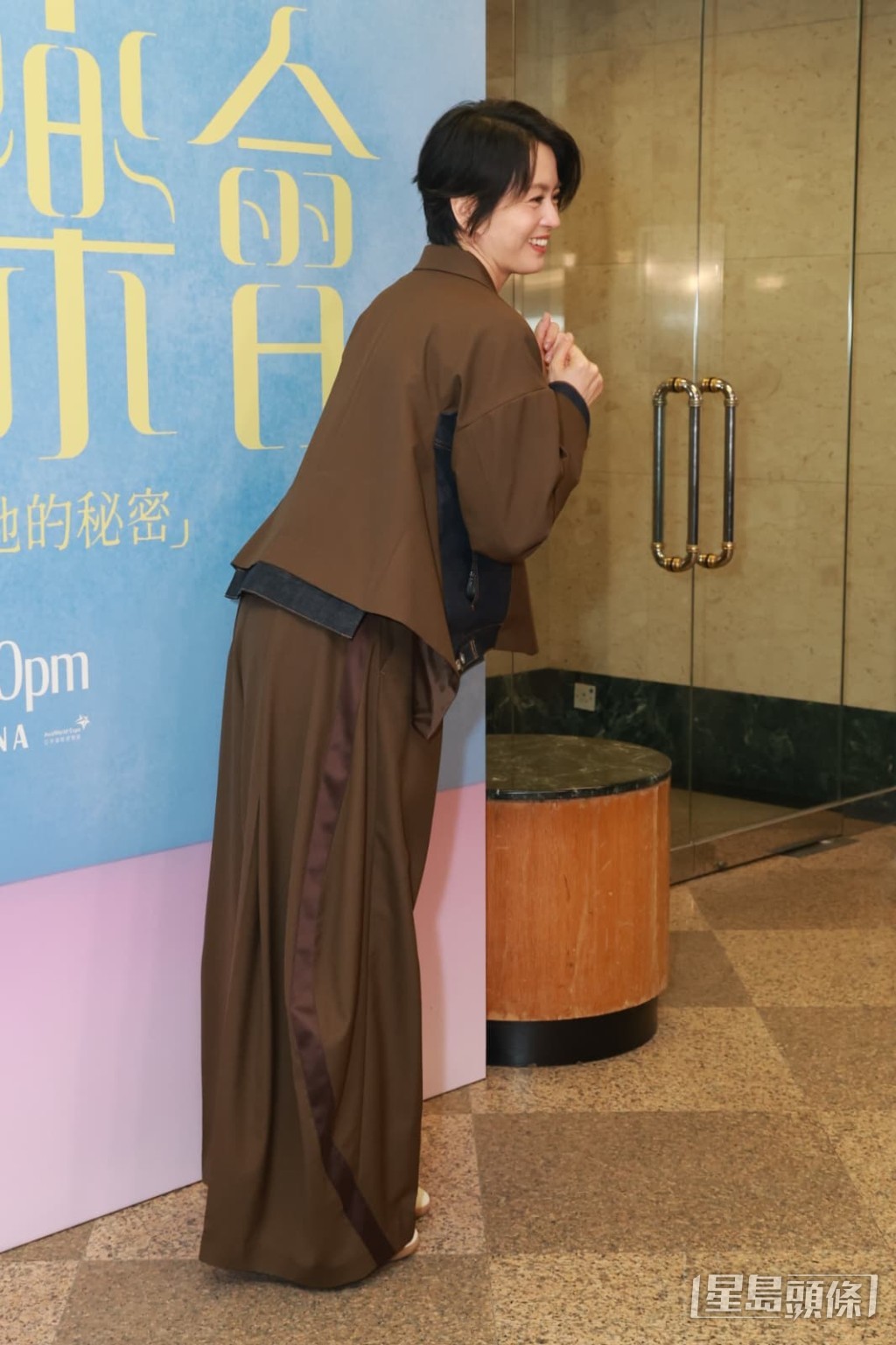 梁詠琪在鏡頭前擺出生動有趣的姿勢。
