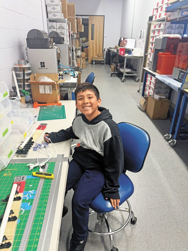 10歲男童納撒尼上月在聖他告魯茲遭巨浪捲走，幸獲16歲救生員威廉斯救回。Sumit Rai提供／美聯社