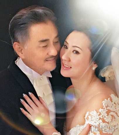 吳岱融與鍾淑慧恩愛如昔。