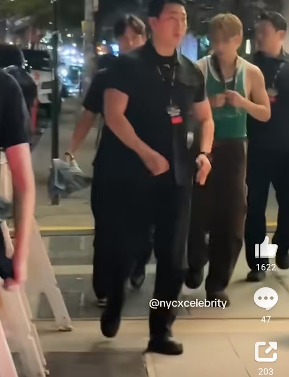 影片顯示沿途有數名保安護送V,但若有大量媒體或粉絲湧至,場面恐難控制。
