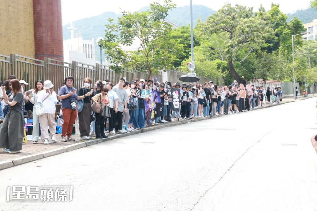不少鏡粉在商台門外等候MIRROR成員。