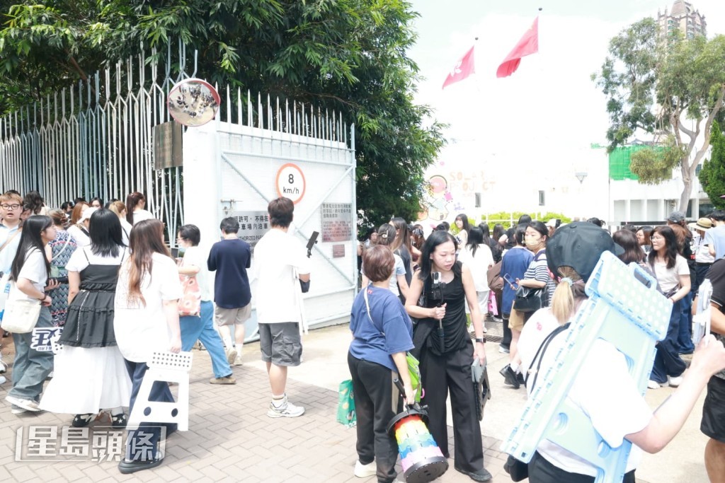 大批粉絲在港台門外守候MIRROR。