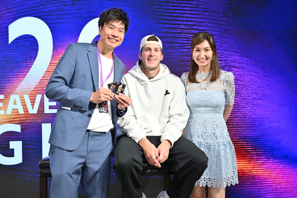 可宜與丈夫鄭錦興一同與里夫斯合照。