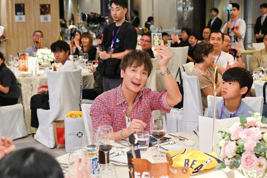 方力申開心收到里夫斯嘅閃卡。