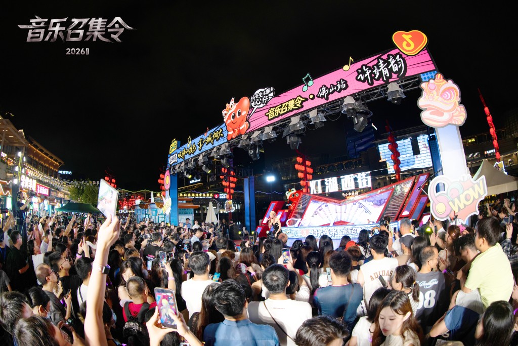 為完成任務,她奔走於保利水城時光匯及燈湖西街等多個熱點。