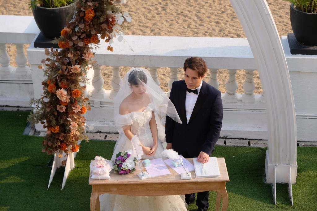 陳浚霆公開與古佩玲的婚禮劇照。