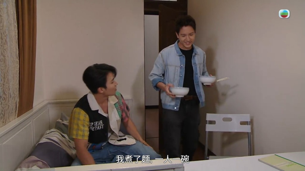 朱凌凌拿著兩碗八爪魚腸仔蛋麵走入安仔房間。
