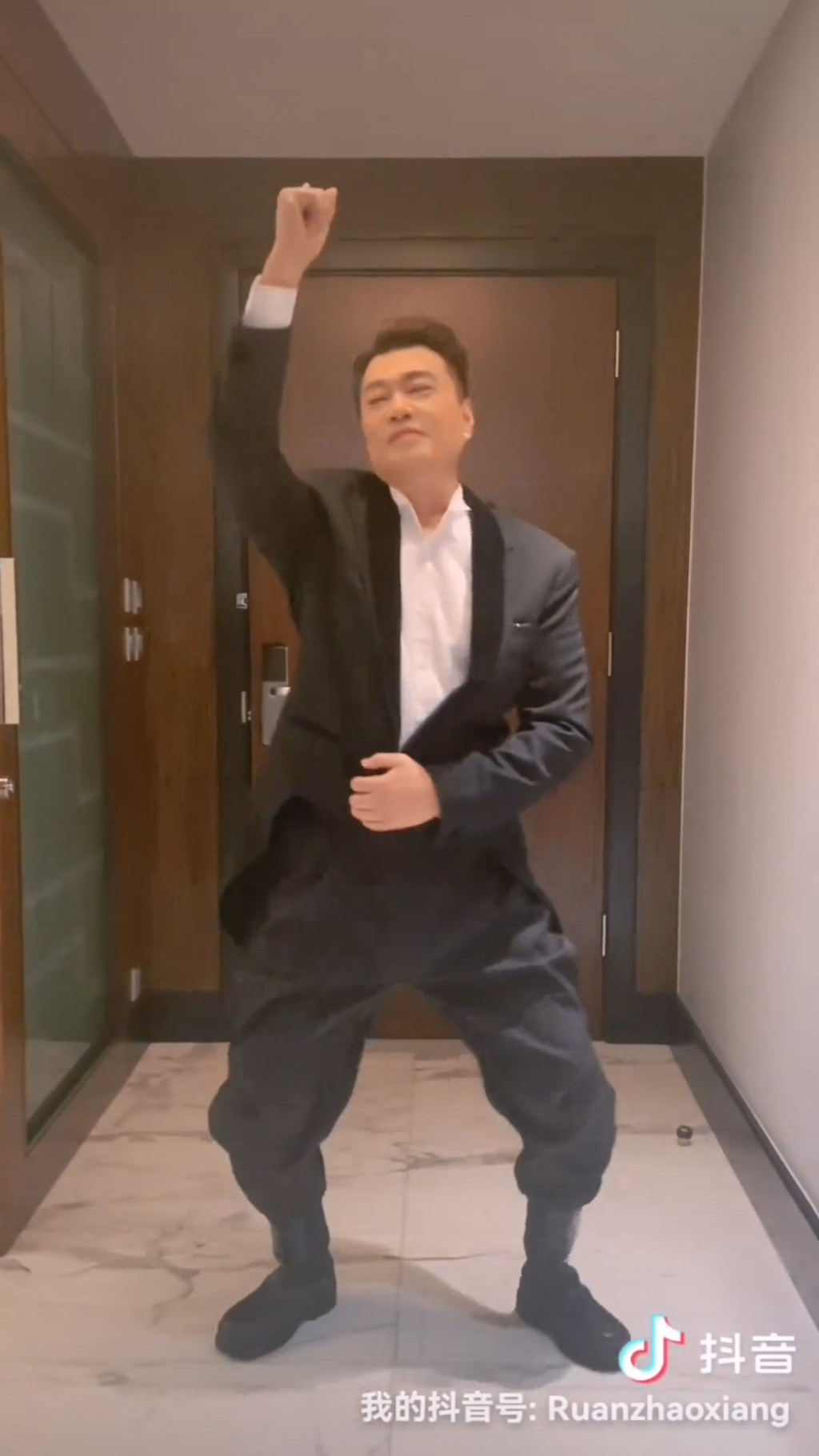 阮兆祥的每個模仿動作都相當投入，有網民笑稱看到「打冷震」。