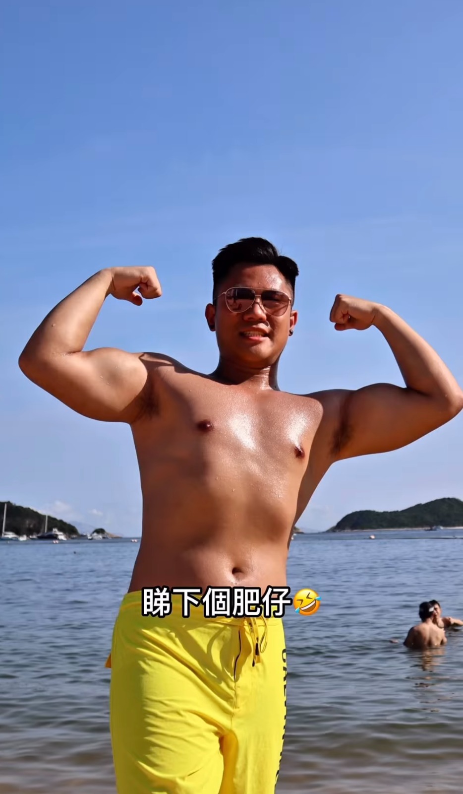 亨仔看著舊照自嘲：「睇吓呢個肥仔！」