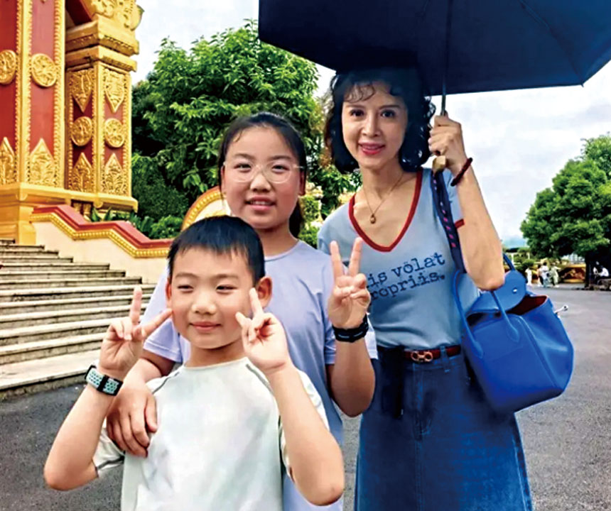金巧巧帶著兒女到雲南旅遊。網上圖片