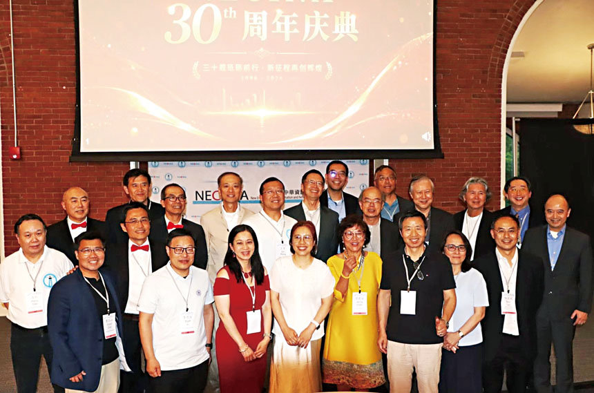 歷任會長及董事會成員在30周年慶典中合影。