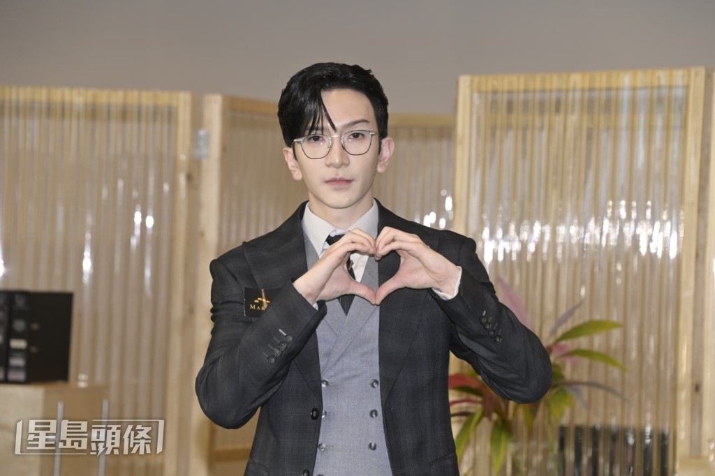 他比較了過往與呂爵安及陳漢娜拍攝吻戲的不同風格。