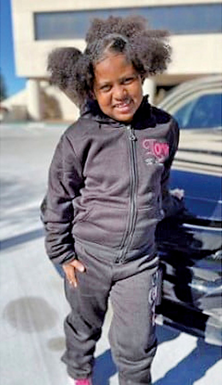 8歲女童蘇菲亞2022年在默賽住所死亡。希活警察局/美聯社