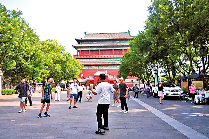 經世界建築之都聯合委員會推薦，北京被指定為2029世界建築之都。圖為人們在北京鐘鼓樓廣場上踢毽子。新華社資料圖片