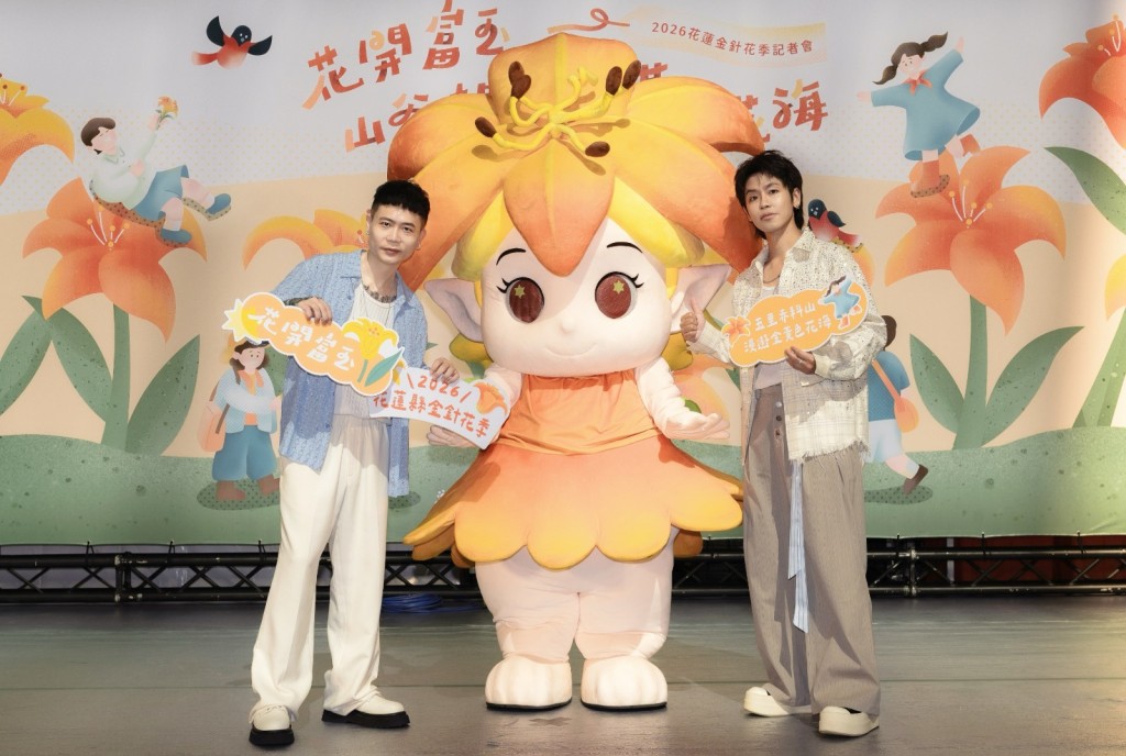 蕭秉治與鼓鼓在活動上合唱歌曲《偷偷的》。