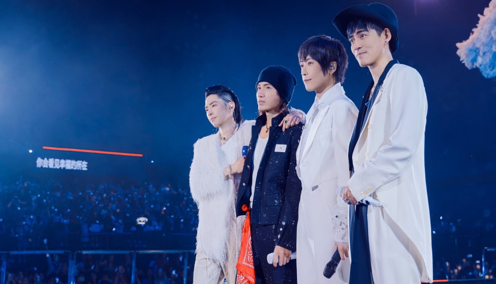 F4正在舉行巡迴演唱會，由三位成員聯同五月天的阿信參與演出。