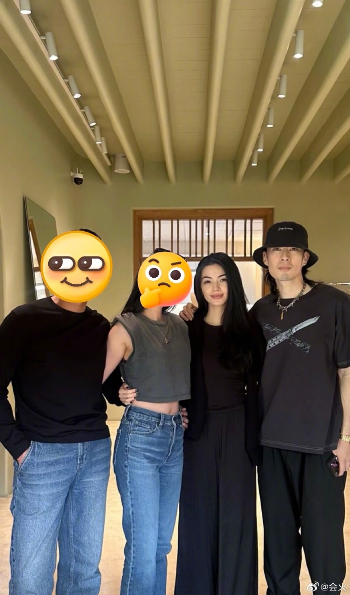 吳建豪與新婚妻子荒卷繪美的合照，於網上流傳。