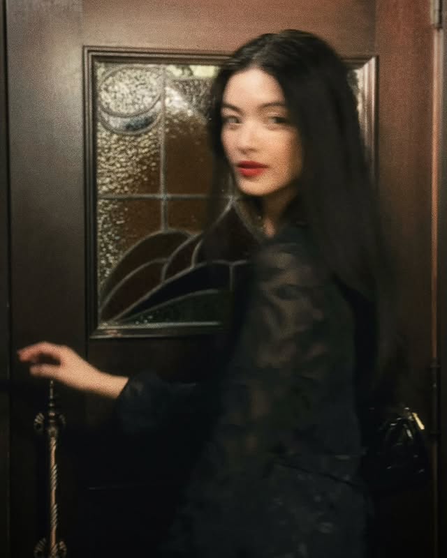 大學畢業後，荒卷繪美經常往返東京、倫敦及洛杉磯等地發展演藝事業。