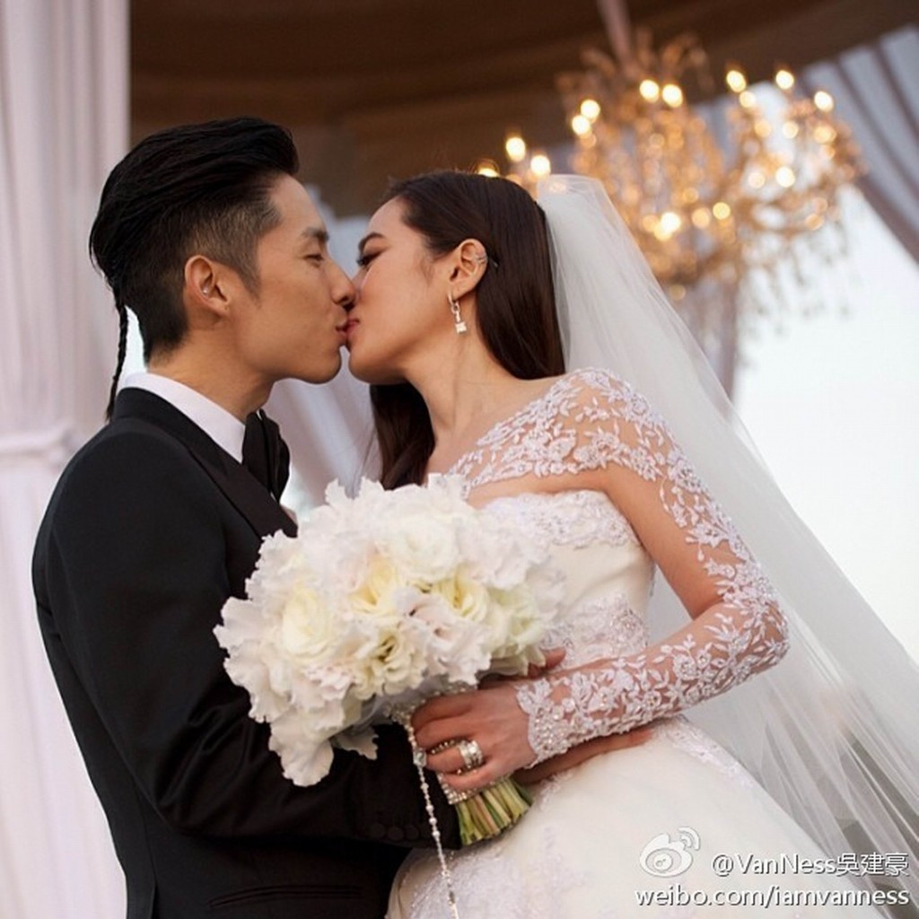 2013年，吳建豪與交往多年的新加坡富商千金石貞善結婚。