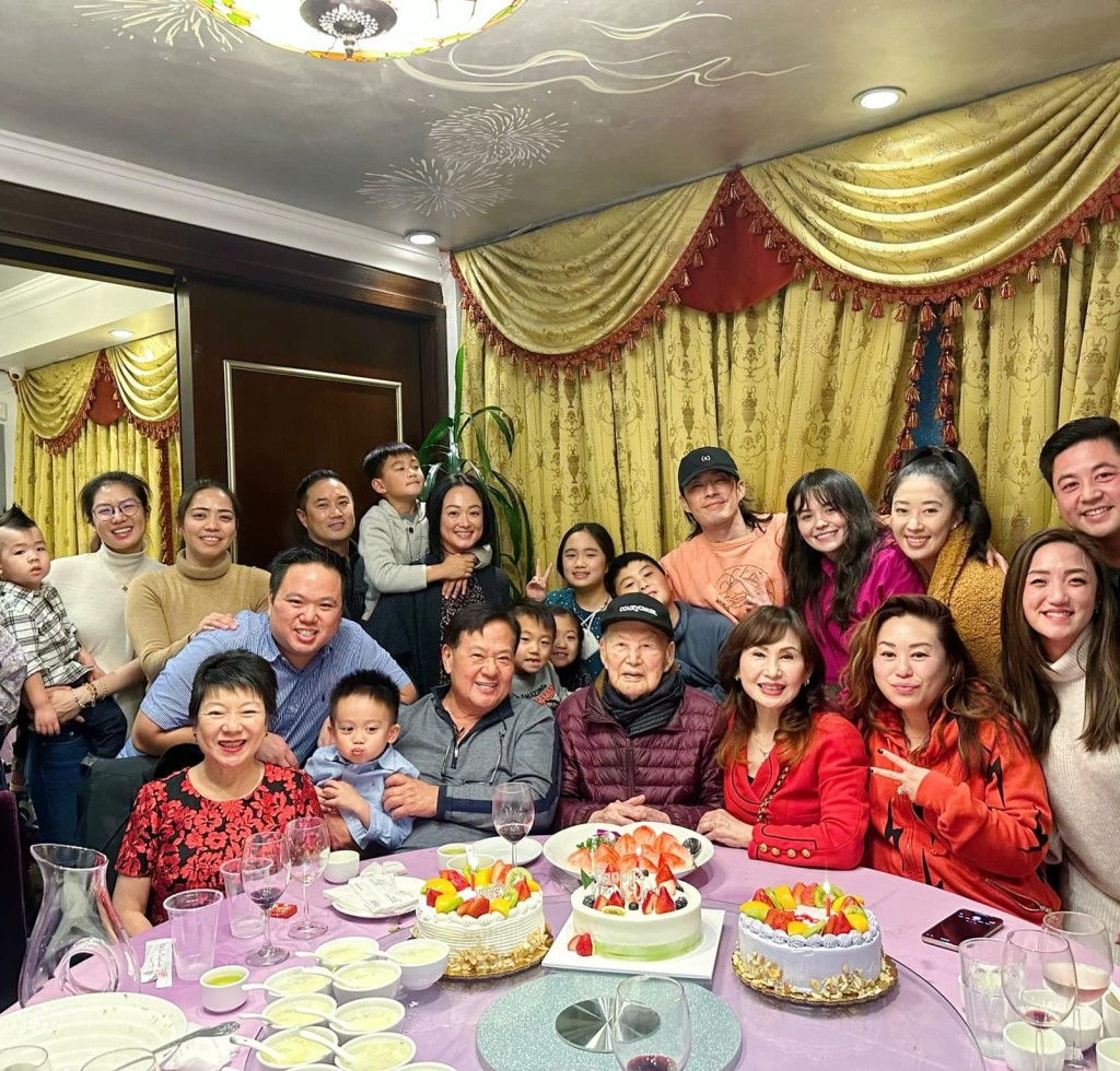 今年1月，吳建豪一家才為外公慶祝了100歲生日。