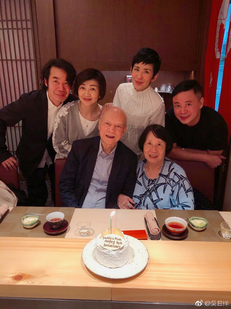 2018年，冬叔冬嬸結婚54周年，三位子女一同為他們慶祝。