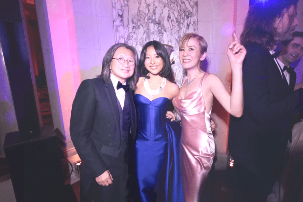 吳君如一家三口合照，女兒陳是知已長大成人。