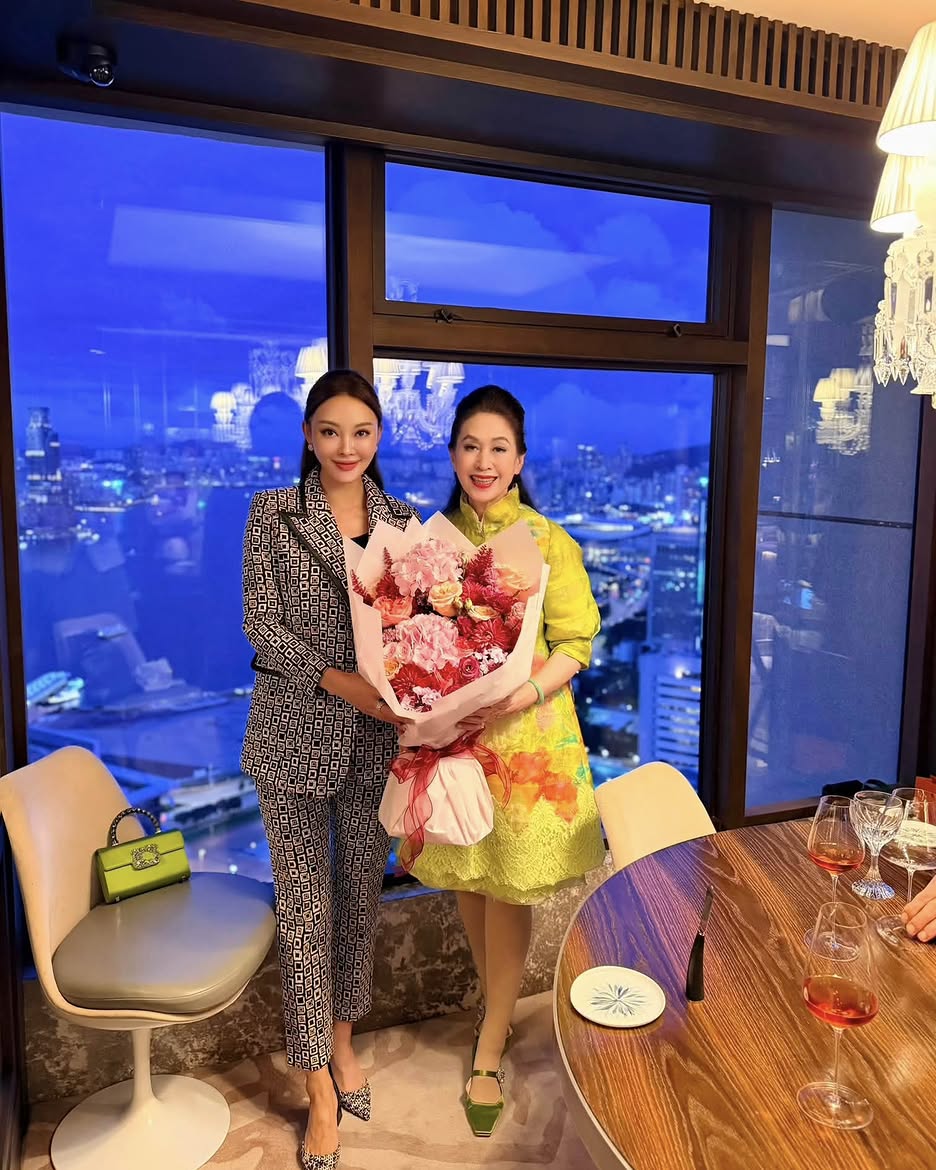 「保險女王」王玉環不僅提攜張利華，更設宴為她提前慶生。