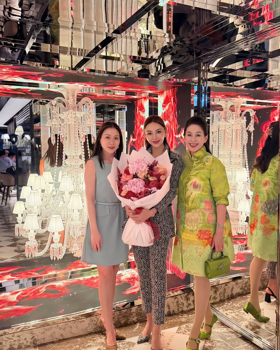 張利華（中）身穿灰色格子套裝，展現職場女強人的幹練形象。
