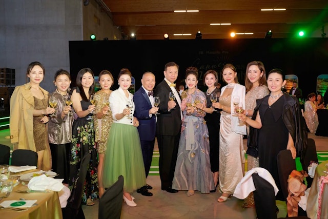 王玉環早前在小紅書分享出席法國尼斯會議及晚宴的照片，當中可見魏駿傑前妻張利華同場。