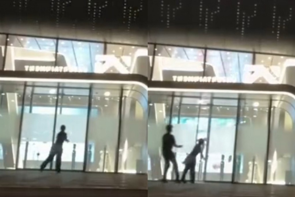 有女子被拍攝到以高爾夫球桿破壞YG大樓的大門。