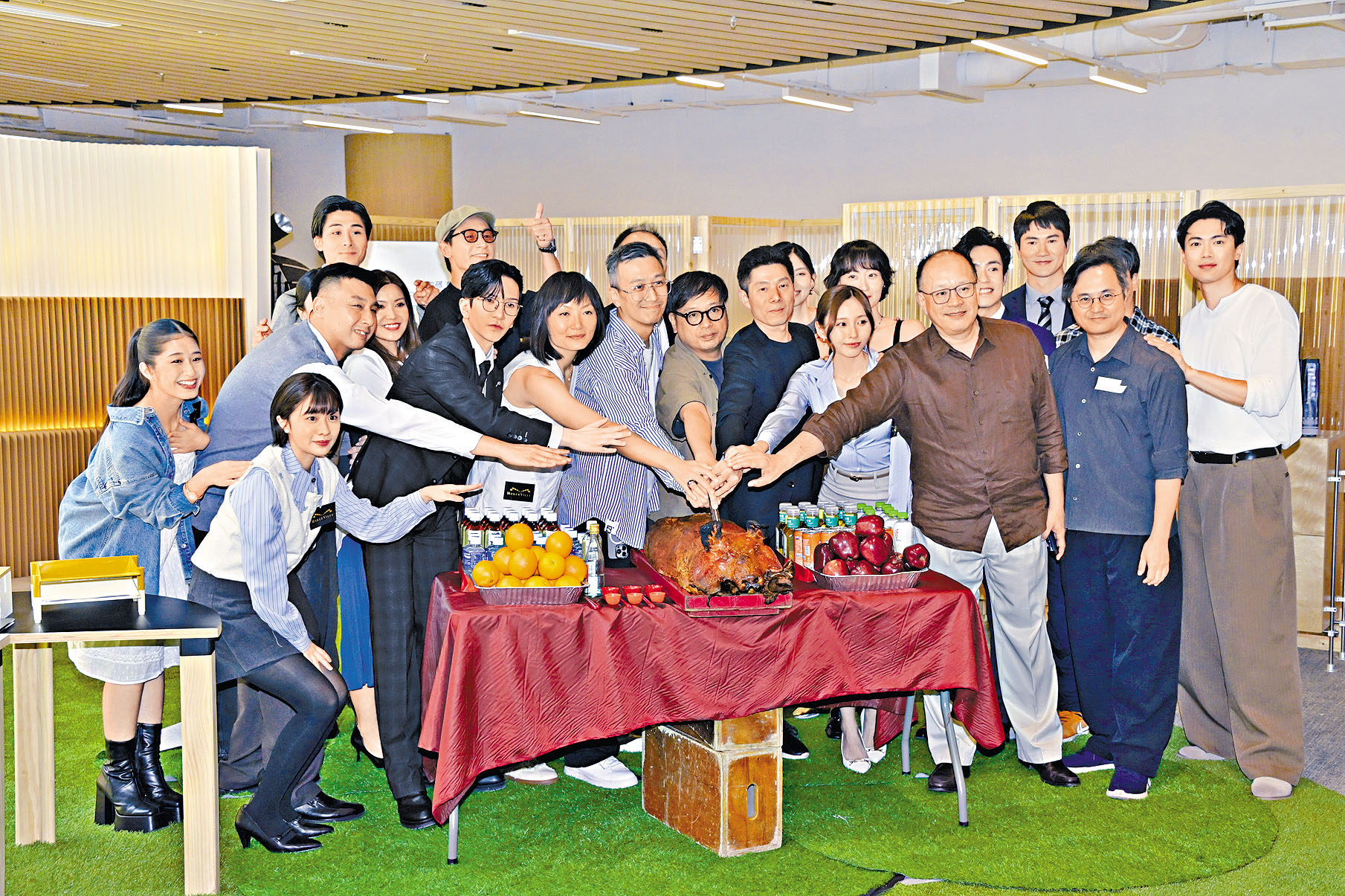 ■港版《金秘書為何那樣》劇組昨日辦開鏡拜神儀式。