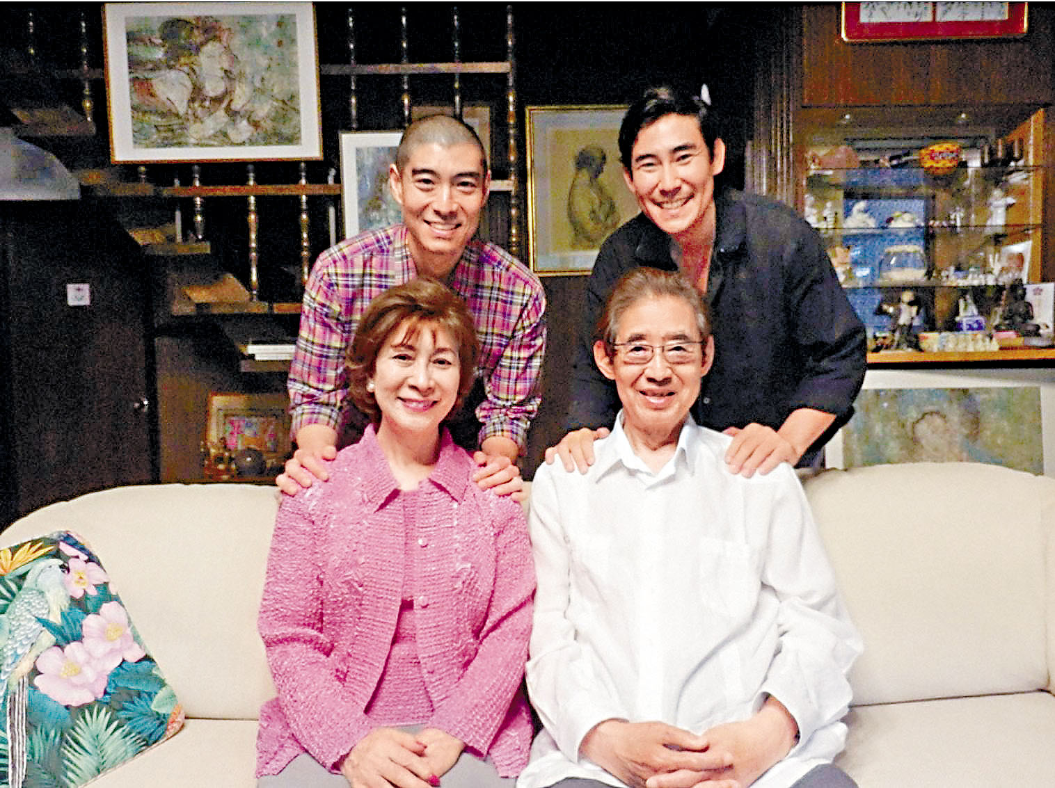 ■高嶋政宏及高嶋政伸昨公布母親壽美花代的死訊。