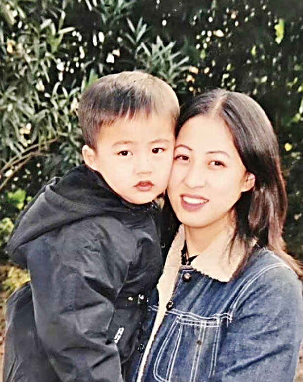 幼時的張凌赫與母親。網上圖片