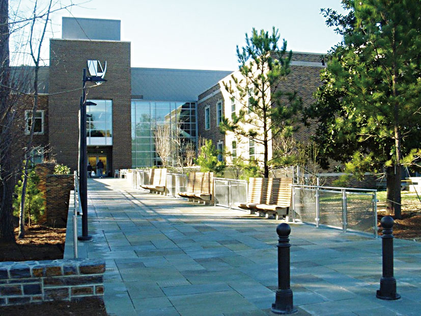 杜克大學法學院。維基百科