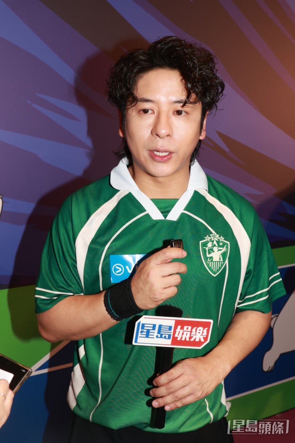 許廷鏗個人投資達七位數，與姊姊合資在北角開設診所。