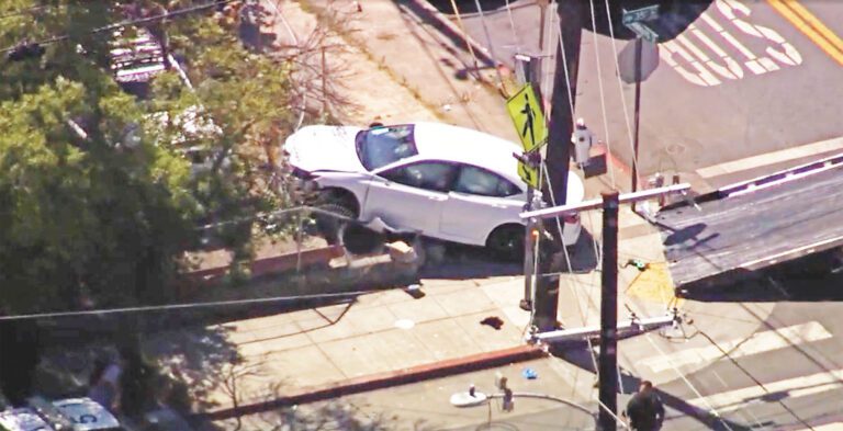 涉事白色房車衝上路旁行人道，車頭嚴重損毀。KTVU電視畫面