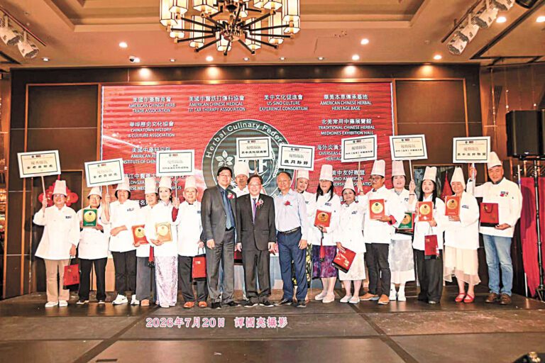 第二屆「舌尖上的加州」參賽選手上台領獎。譚國亮攝影