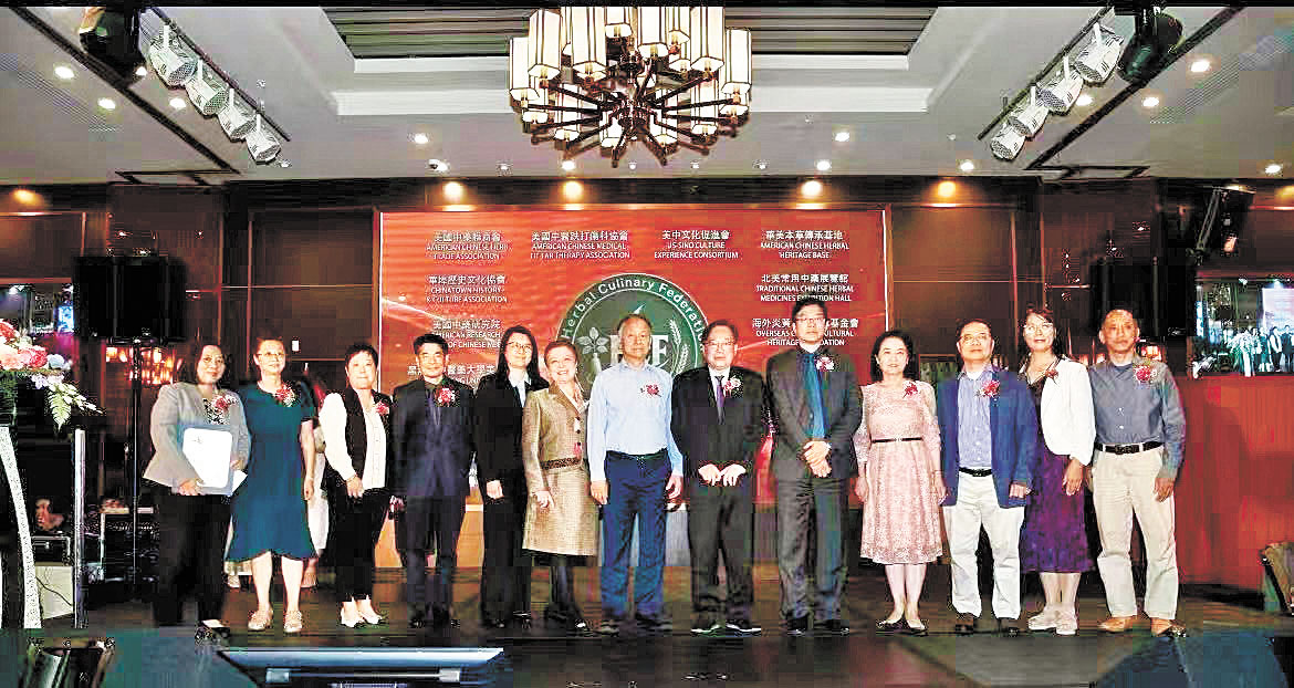 藥食同源聯盟創會董事上台向慈善家們致謝意。譚國亮攝影