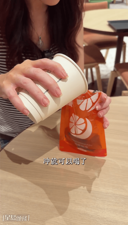 在影片中,向海嵐示範了在食肆借用熱水,沖泡自己攜帶的咖啡。