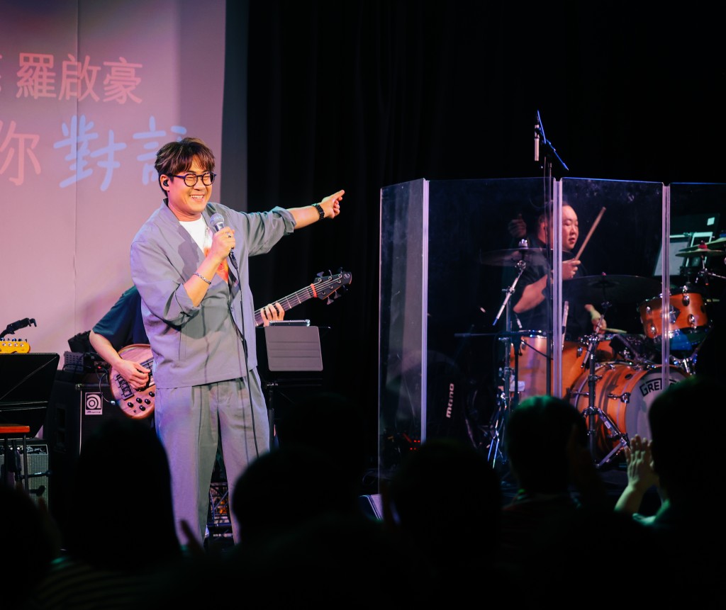 羅啟豪在演出中公開私人珍藏歌單,與觀眾分享陪伴他成長、塑造其音樂風格的作品。