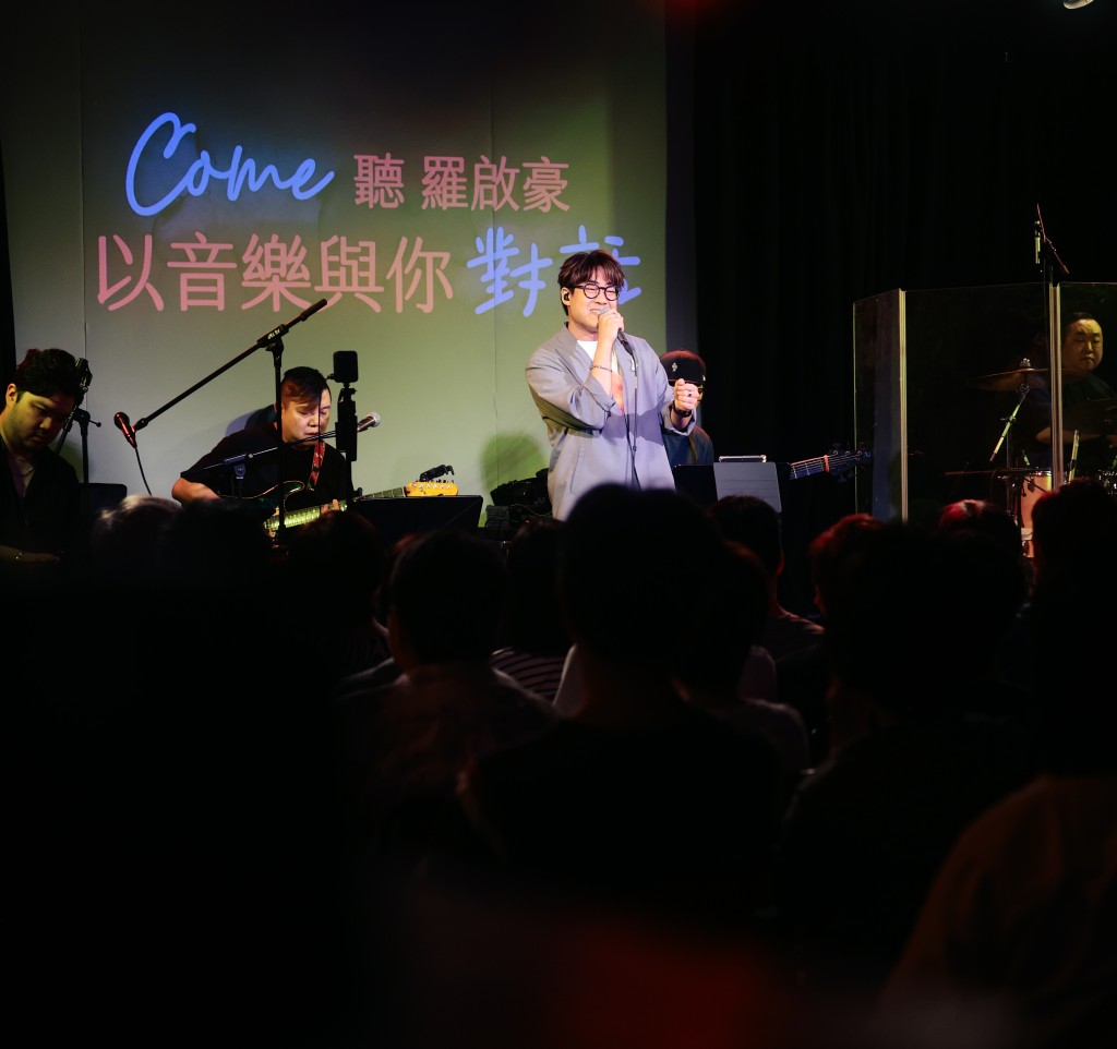 羅啟豪與現場觀眾一同大合唱《浪子心聲》,以此向黎彼得致敬。
