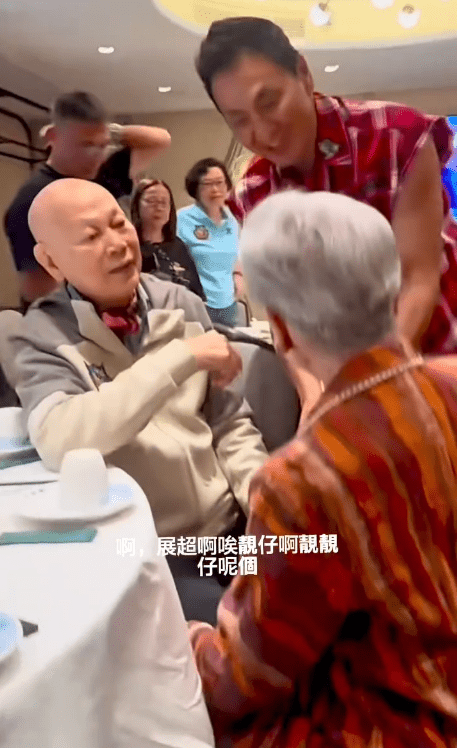 羅蘭似乎一時未能認出何家勁,羅家英在旁提醒這位是「展昭」,羅蘭望了一眼反應不大。